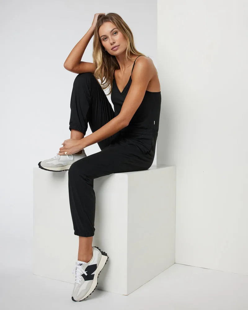Vuori ヴオリ　ワイドレッグ　エクリュ Vuori Womens Jumpsuit Lux Jogger
